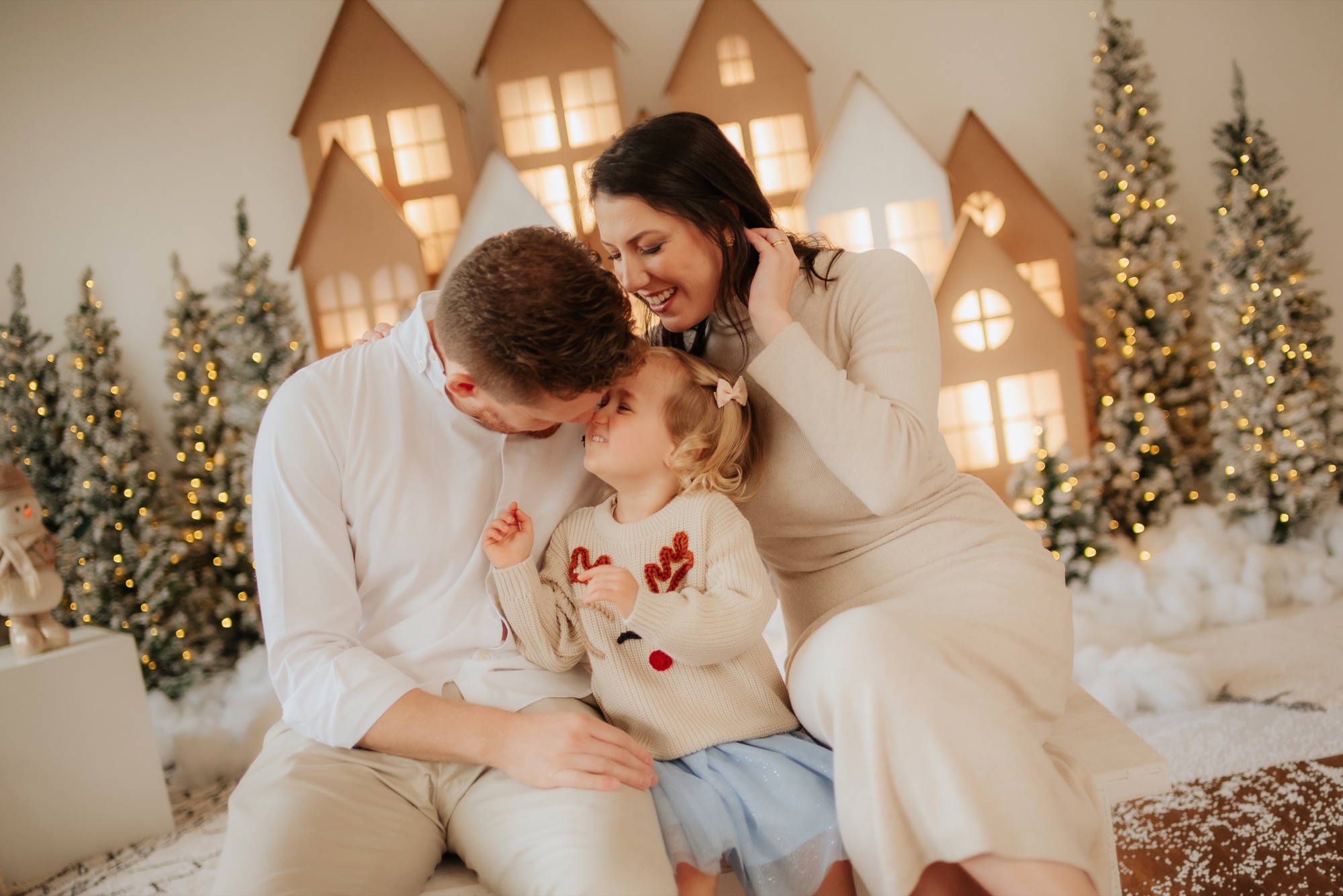 Família no cenário de Natal